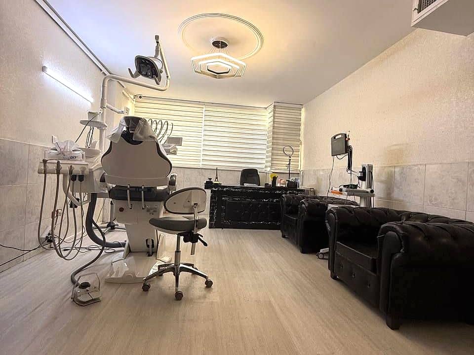 اتاق درمان کلینیک نگین با یونیت دندان‌پزشکی و مبل همراه
