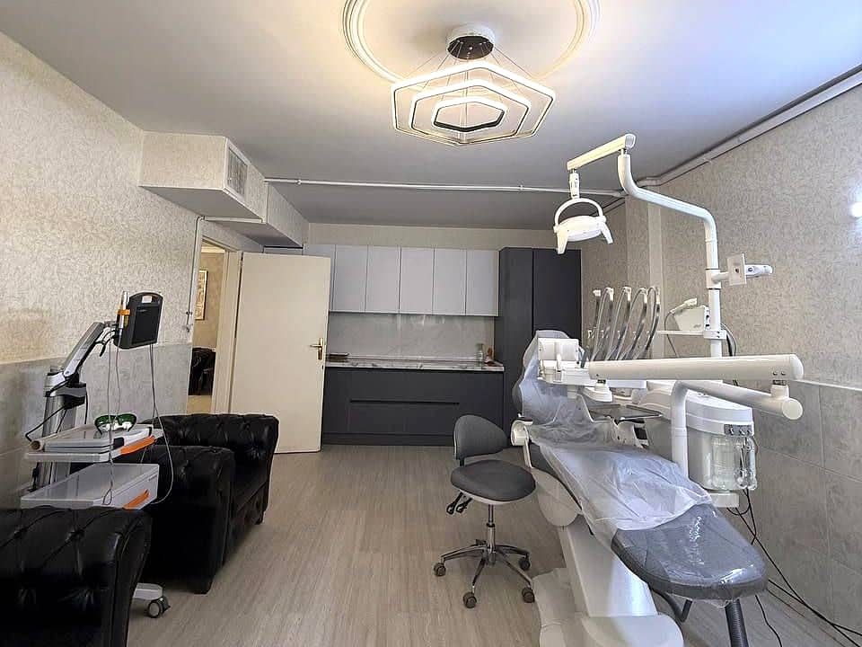 اتاق درمان کلینیک نگین؛ یونیت و کابینتهای ابزار